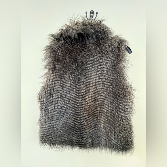 Jack Faux Fur Vest - Picture 10 of 11